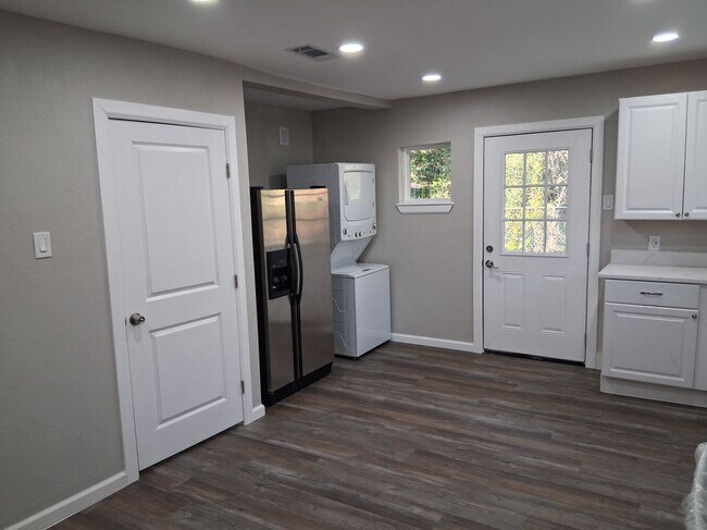 Photo - 5009 Cottey St