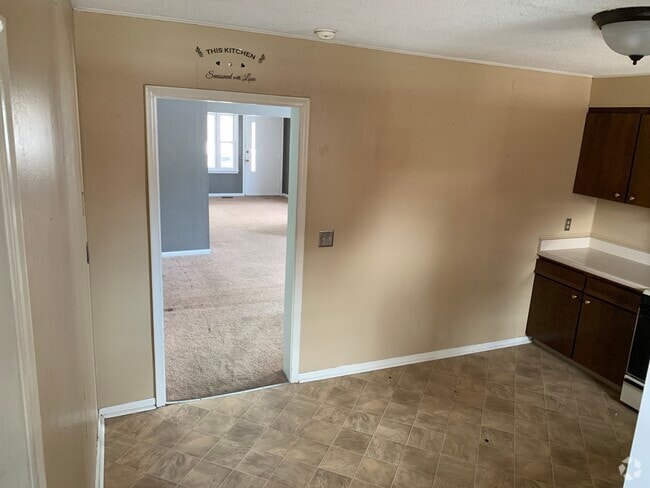 Building Photo - 301 E Pottawatamie St Rental