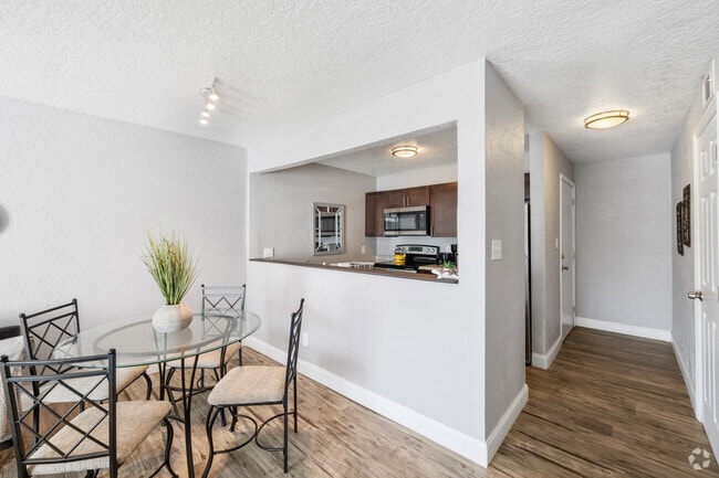 2BR, 2BA - 900SF - Dining Room, Kitchen