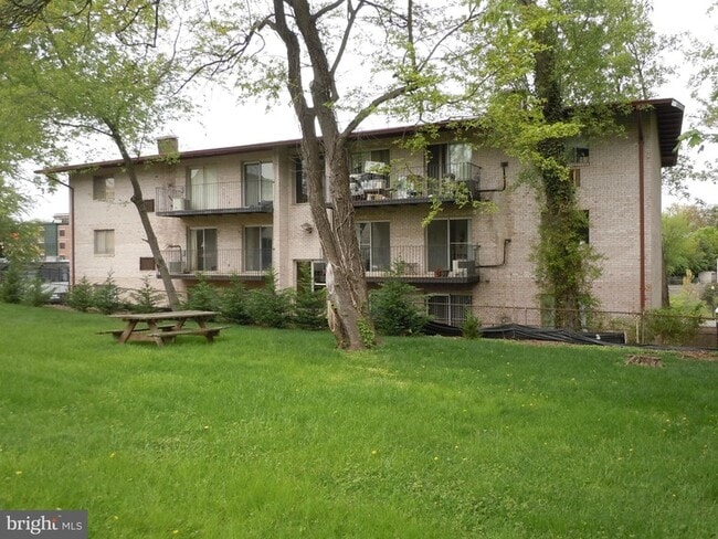 Building Photo - 2025 N Lincoln St Unit 104 Rental