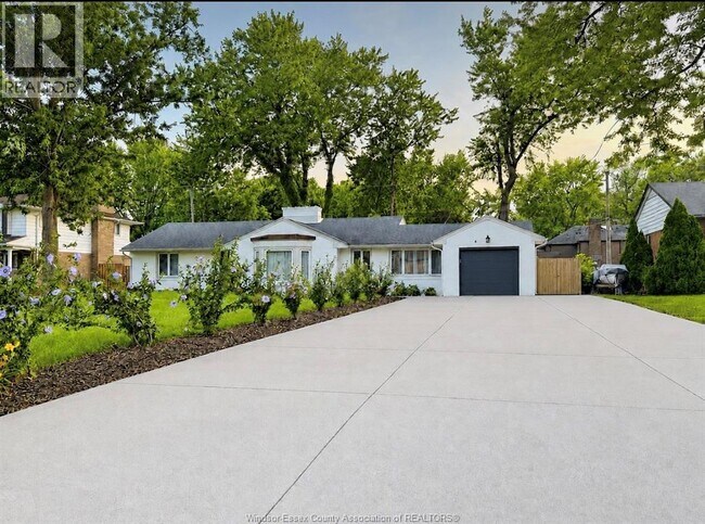 Photo - 3549 Ouellette Ave