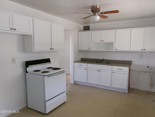 Photo - 10910 Dyer St