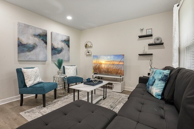 Photo - 366 N Hemlock Ave