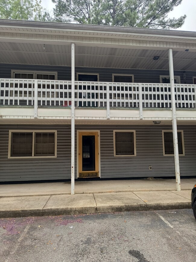 Building Photo - 2890 Carriage Dr Unit E