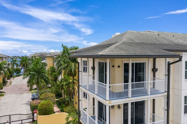 Building Photo - Top Floor Waterfront Condo - Renovated 1 B...