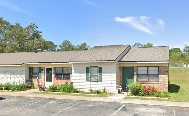 Photo - 491 College St