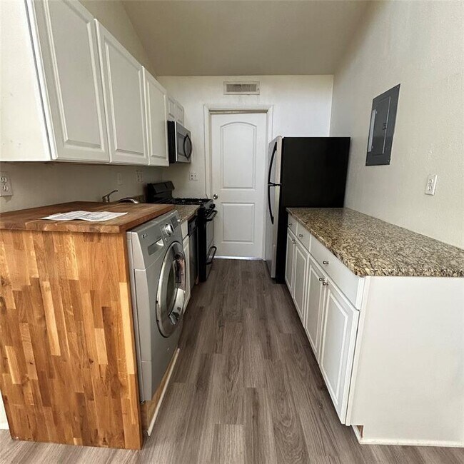 Photo - 1006 1/2 W 22nd St Unit 7