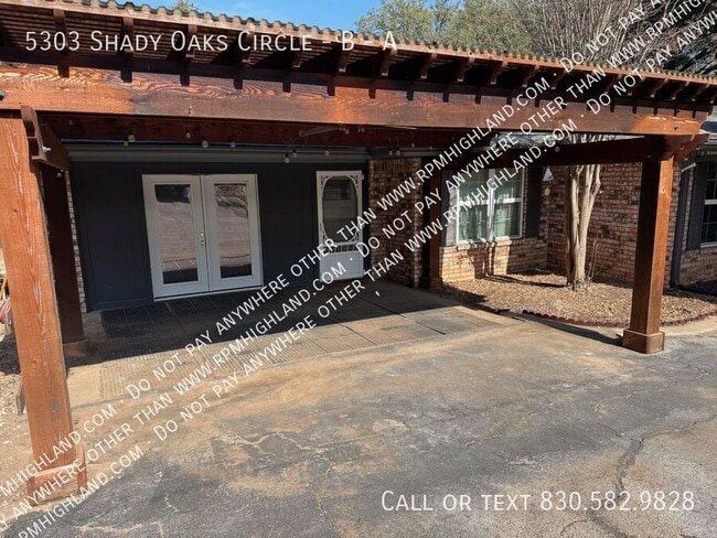 Building Photo - 5303 Shady Oak Cir Unit A