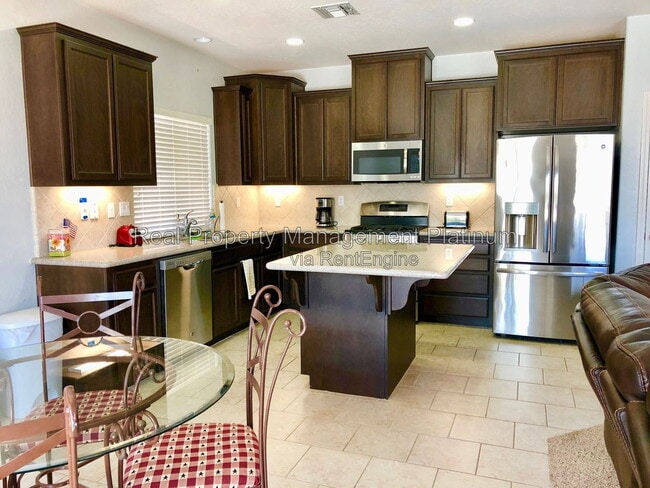 Building Photo - 3031 N Schneider Ave