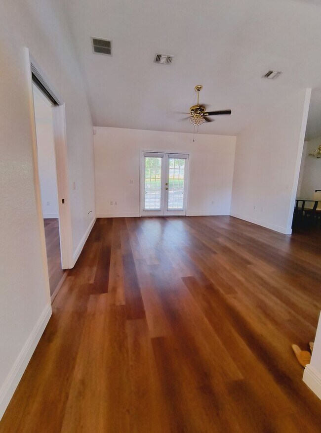 Photo - Beautiful 3 Bedroom 2 Bathroom Bungalow in...