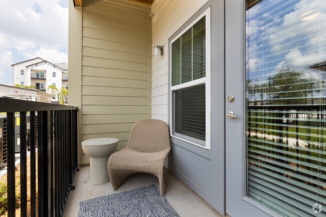 1BR, 1BA - 756SF