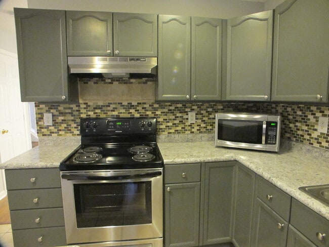 Photo - Pristine 2 bedroom, 2.5 bath Townhome located in the Roxborough Community!