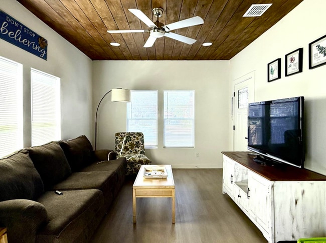 Photo - 3224 W Houston St