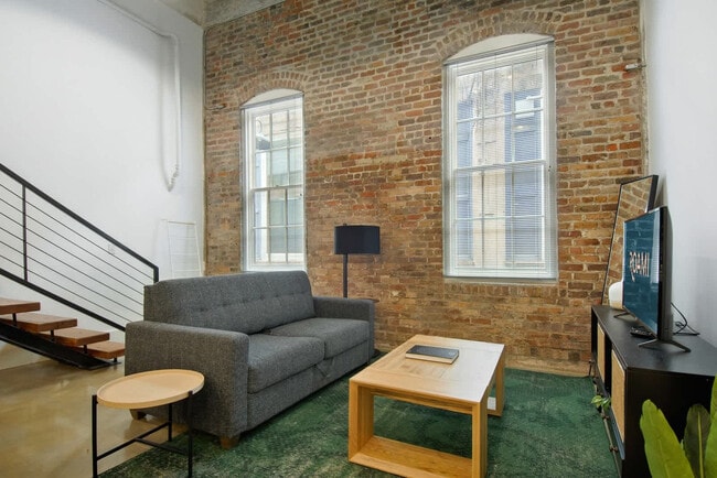 Building Photo - 822 Howard Ave