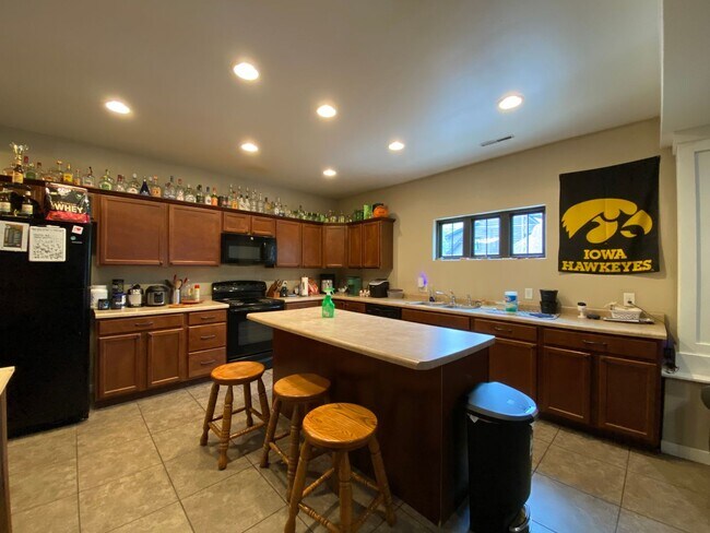 Photo - $4,400 | 5 Bedroom, 3 Bathroom Condo | NO ...