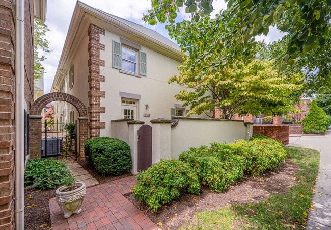 Building Photo - Charming End Townhouse in Prime North Old Town Location