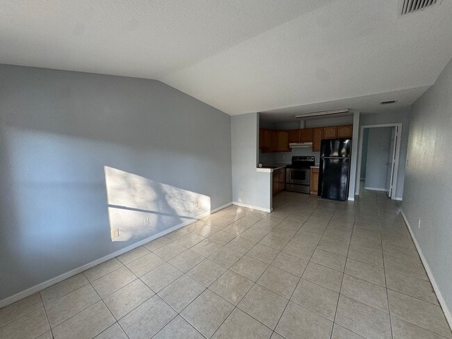 Building Photo - Conveniently Located 3BR/1BA Dade City Triplex NO APPLICATION FEE!