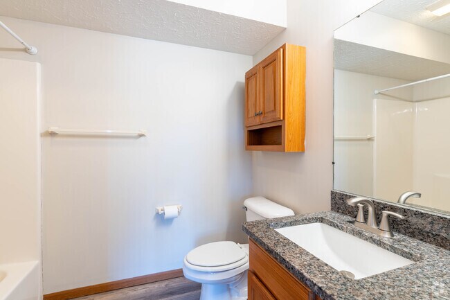 2BR, 2BA - 1,100SF - Bathroom