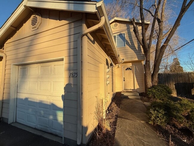 Photo - WARM 2 BEDROOM TOWNHOME LOCATED IN SW REDMOND!