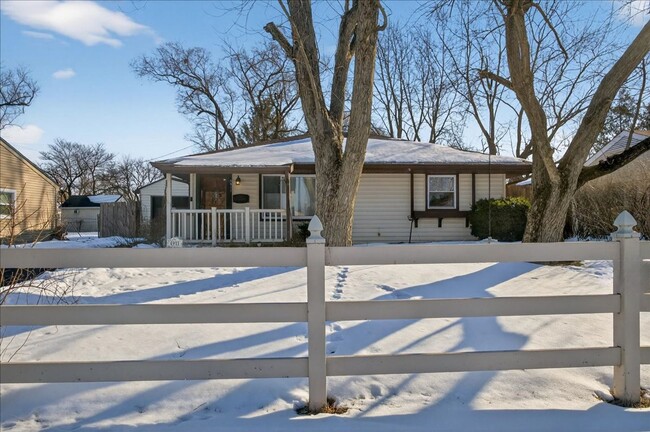 Building Photo - 4911 Barlow Dr