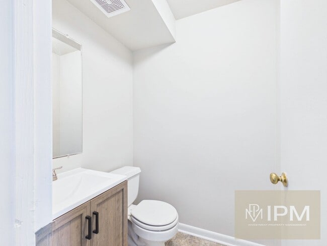 Photo - Charming York Township 3 Bedroom Condo | Attached Garage & Central Air!!