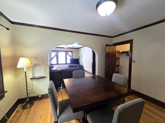 Photo - 1913 Douglas St