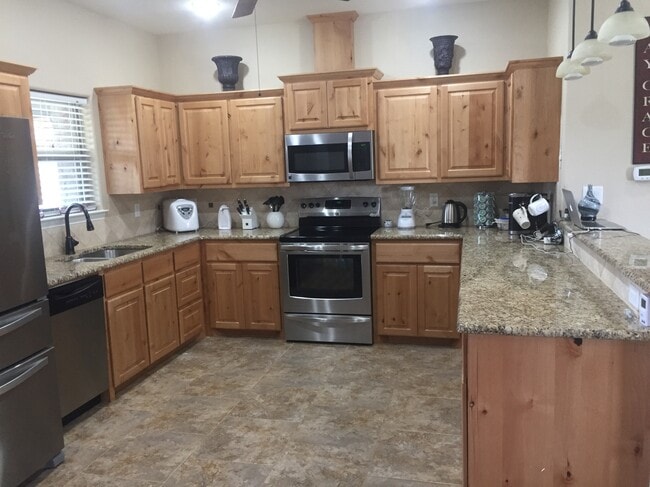 Open kitchen stainless steel appliances, ice maker fridge, garbage disposal, granite countertops - 500 Longhorn Dr