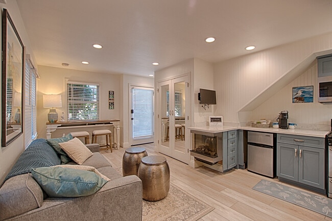 Living room - 307 Capitola Ave Unit B