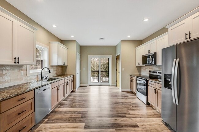 Building Photo - 702 E Elm St