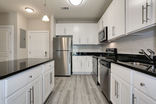 800 Carlyle