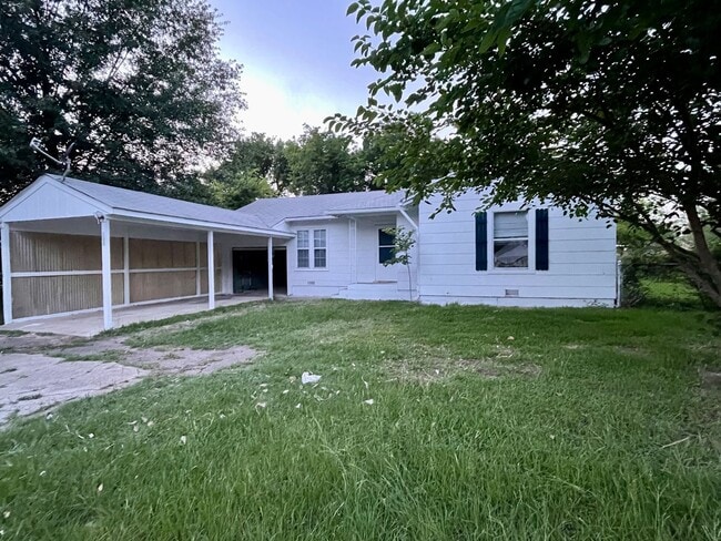 Photo - 605 E Main St