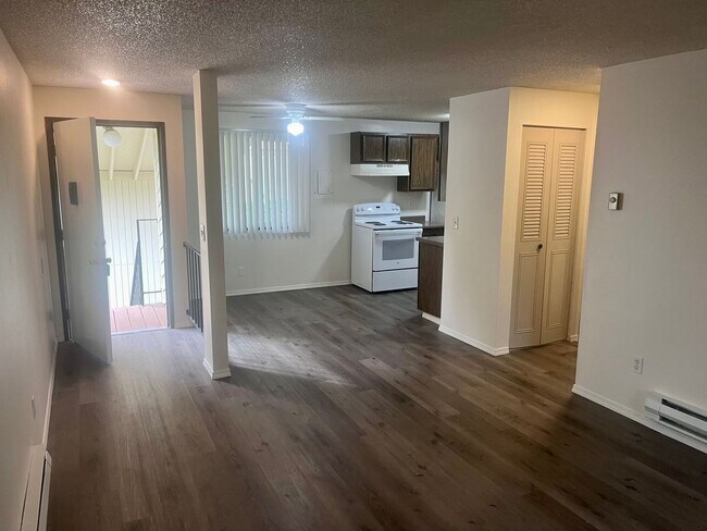 Photo - Single level top floor 1 bed Flat w/Covere... Unidad 3404