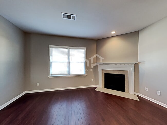 Photo - 702 White Oak Dr