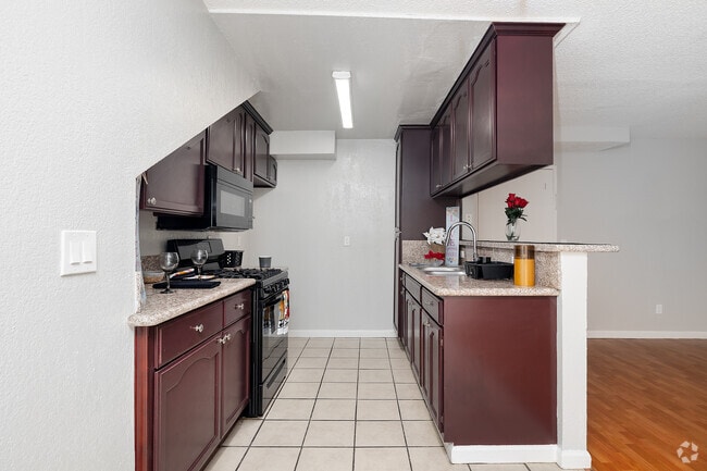 1BR, 1BA - 520SF - Kitchen