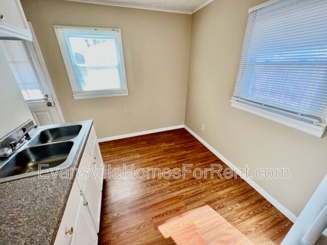 Photo - 1525 Waggoner Ave