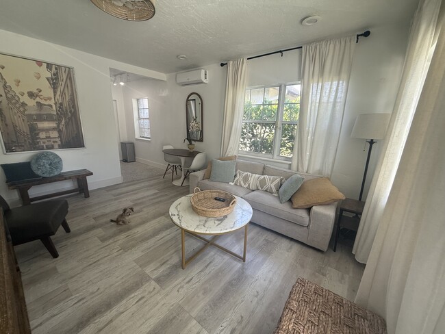 1326 NE 14th Pl Unit 1-bedroom home duplex