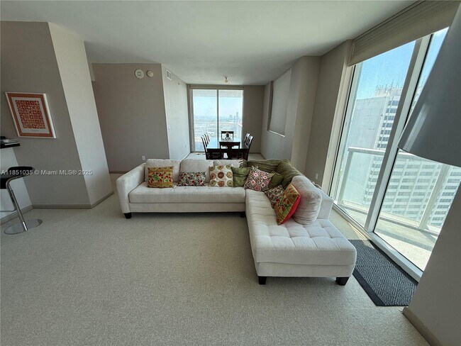 Photo - 253 NE 2nd St Unidad 3009