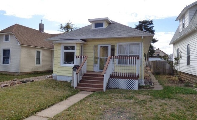 Building Photo - Charming 2 Bedroom Home with Bonus Room, Fenced Yard & Washer/Dryer