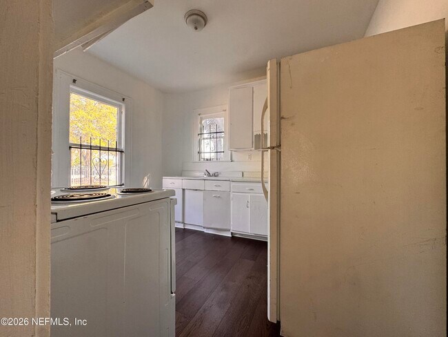 Photo - 3728 Silver St