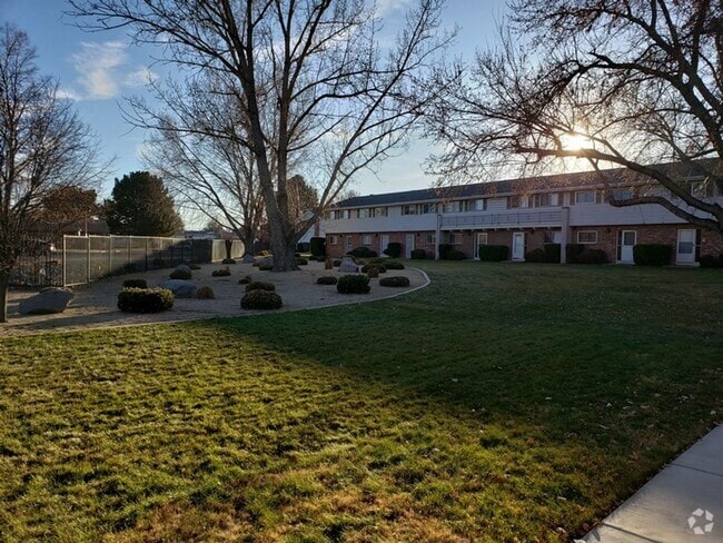 Building Photo - <b>2 Bedroom 1.5 Bath Townhome with Washer... Unit 208 Smithridge Park, Reno, NV 89502
