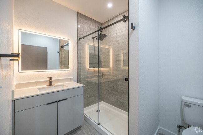 2BR, 2BA - 1051SF - B5 - Second Bathroom