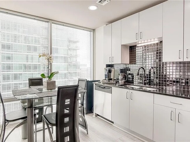 Photo - 943 Peachtree St NE Unidad 1604