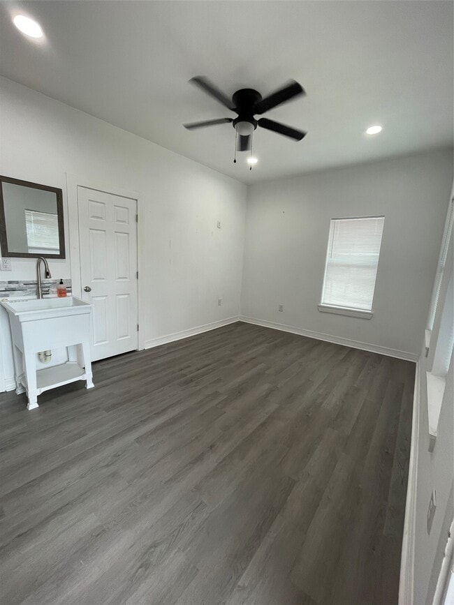 Building Photo - 2302 Avenue H Unit 14