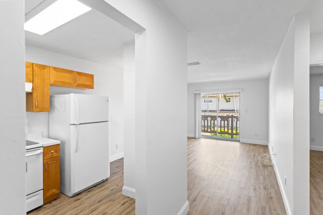 Building Photo - 493 NW 43rd St Unit 7