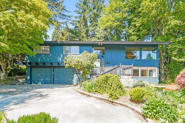 Building Photo - Beautiful 4 bed 2.5 bath Lake Forest Park ... Rental