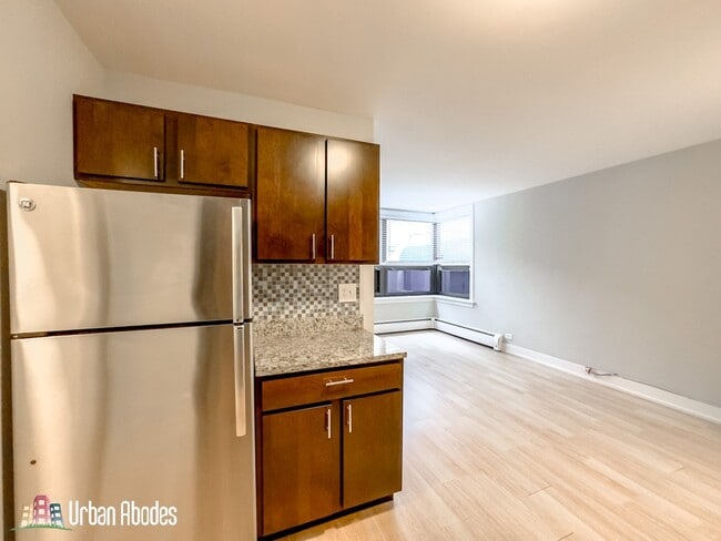 Photo - 429 W Wellington Ave Unit J01W