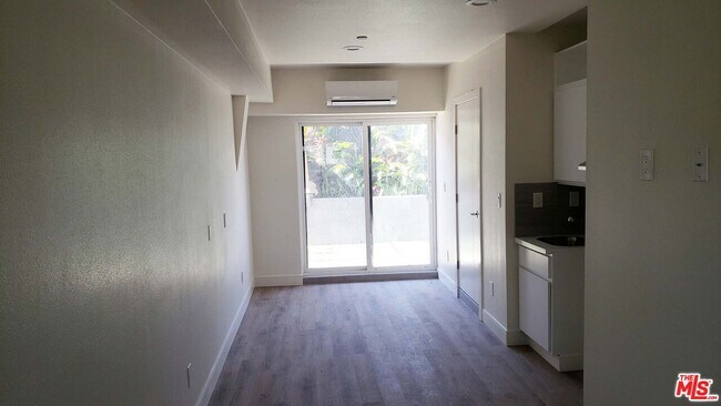 Photo - 2133 Carmona Ave