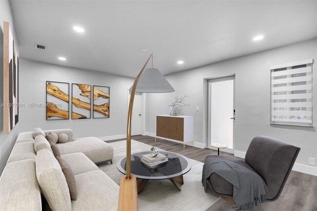 Photo - 648 South Dr