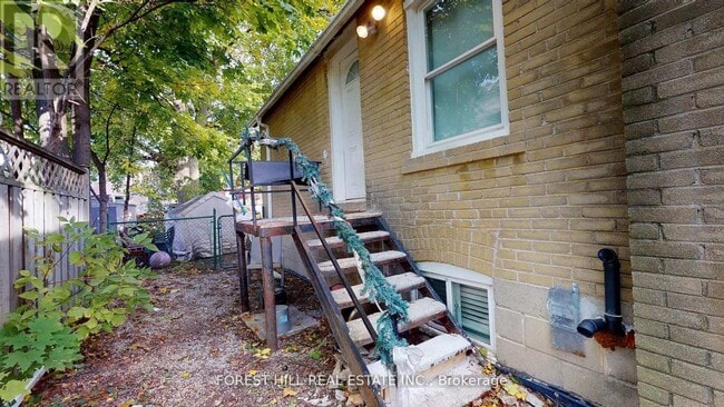 Photo - 262 Poyntz Ave