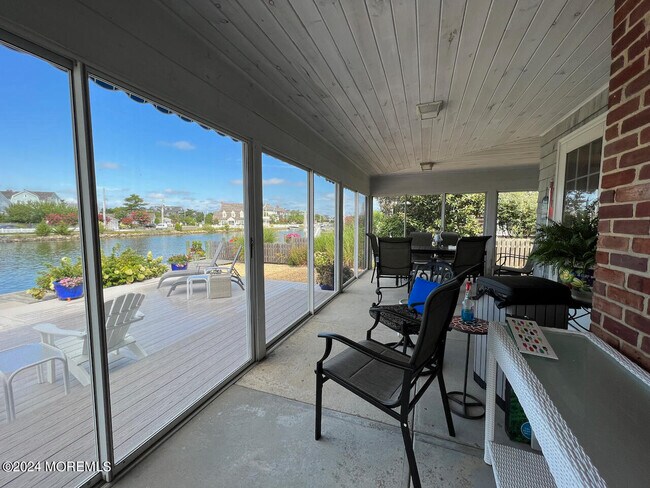 980 Barnegat Ln